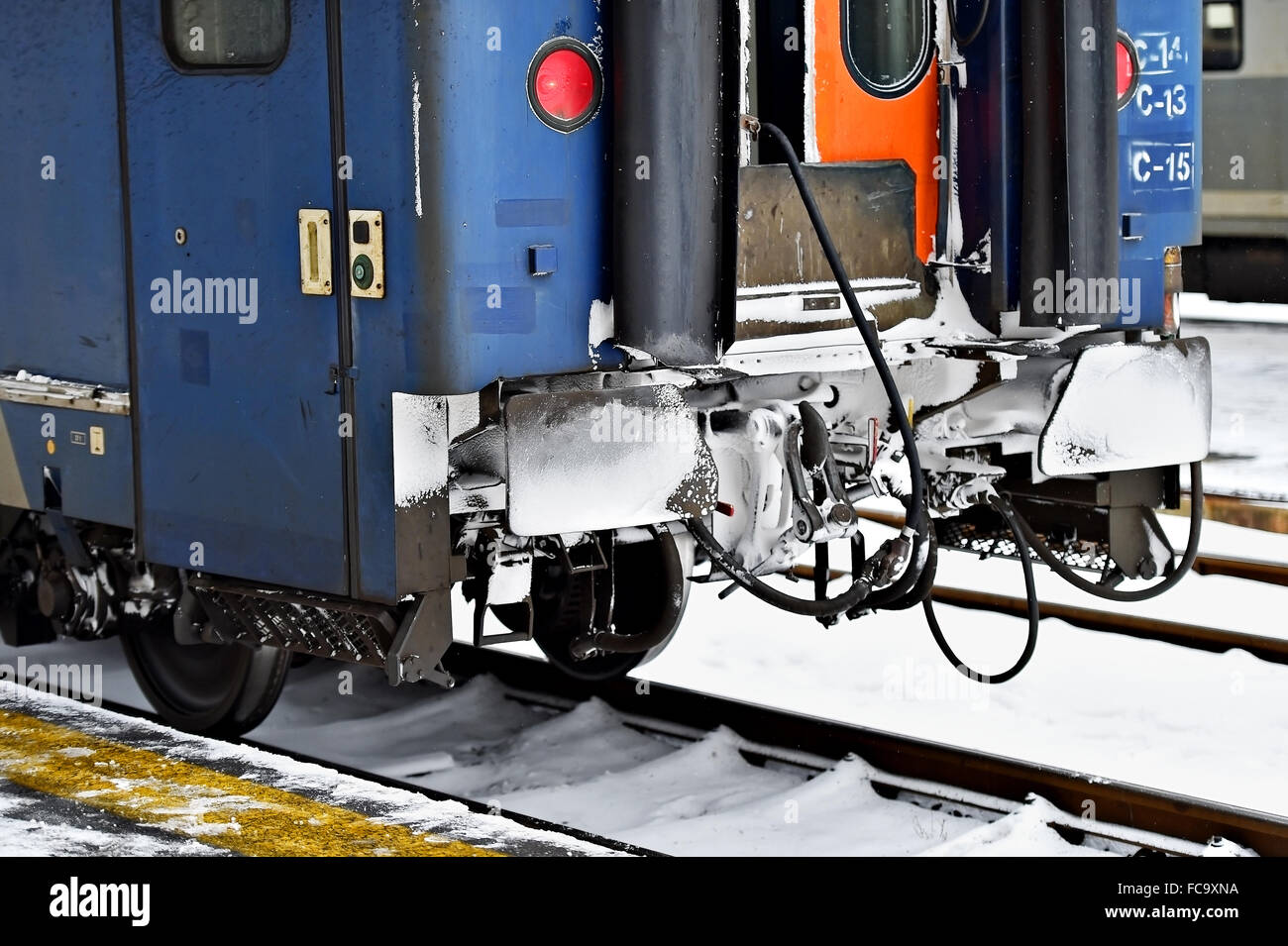 Detail mit gefrorenen Zug Wagen Puffer, Anschluss Links und Räder im Winter gedreht Stockfoto