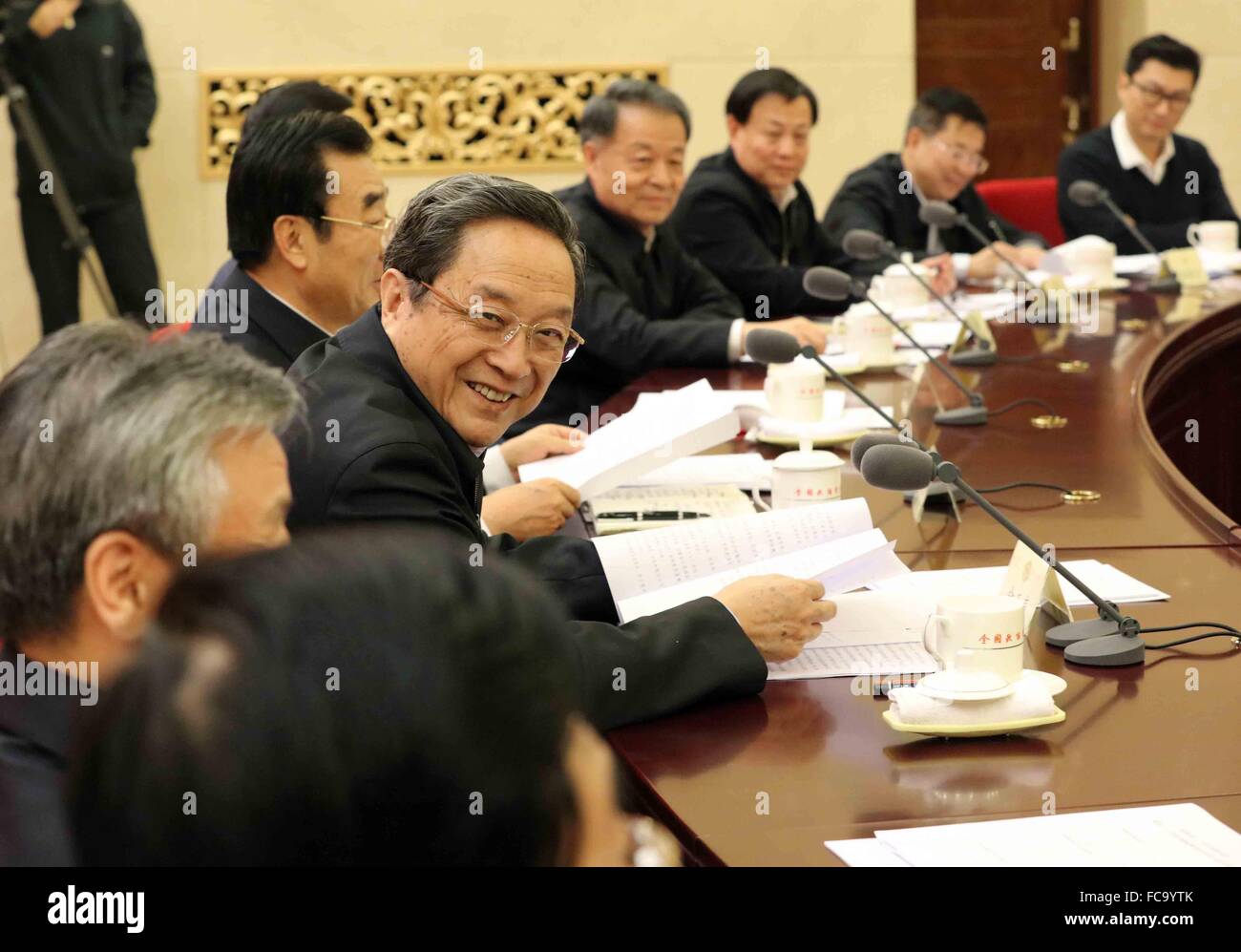 Peking, China. 21. Januar 2016. Yu Zhengsheng (3. L), Vorsitzender des Nationalkomitees des chinesischen Volkes der politischen Beratenden Konferenz (CPPCC), führt den Vorsitz in einem zweiwöchentlichen Beratungsgespräch der PKKCV auf die Schaffung von Regelungen für express-Branche, in Peking, Hauptstadt von China, 21. Januar 2016. Bildnachweis: Liu Weibing/Xinhua/Alamy Live-Nachrichten Stockfoto