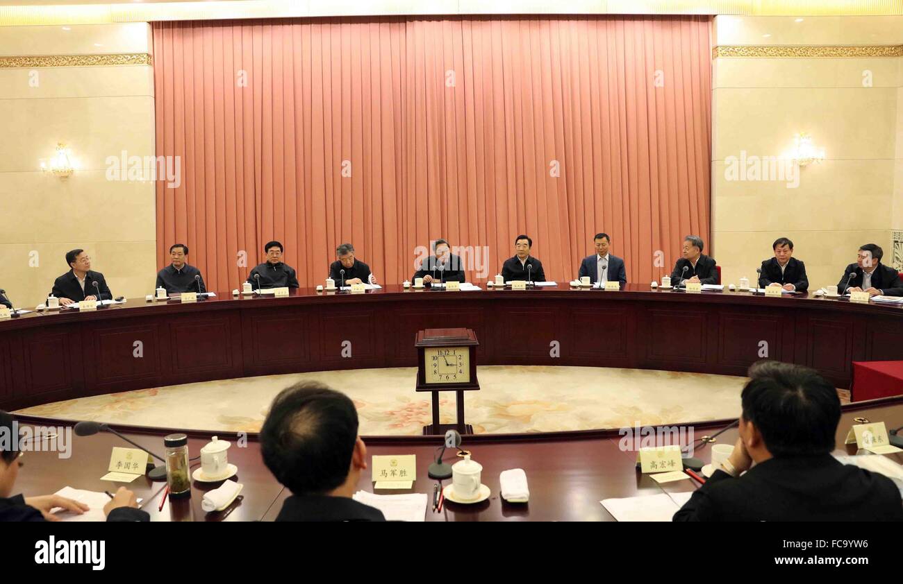 Peking, China. 21. Januar 2016. Yu Zhengsheng (5. L zurück), Vorsitzender des Nationalkomitees des chinesischen Volkes der politischen Beratenden Konferenz (CPPCC), führt den Vorsitz in einem zweiwöchentlichen Beratungsgespräch der PKKCV auf die Schaffung von Regelungen für express-Branche, in Peking, Hauptstadt von China, 21. Januar 2016. Bildnachweis: Liu Weibing/Xinhua/Alamy Live-Nachrichten Stockfoto