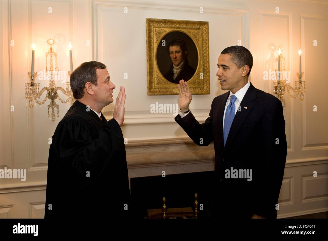 US-Präsident Barack Obama zurückerobert den Amtseid von Chief Justice John Roberts während einer kurzen Zeremonie in der Map Room des weißen Hauses 21. Januar 2009 in Washington, DC. Stockfoto