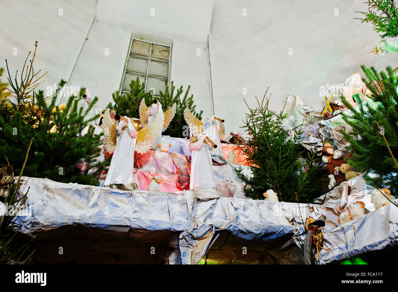 Sehr große Weihnachtskrippe Krippe. Trompeten Engel Stockfoto