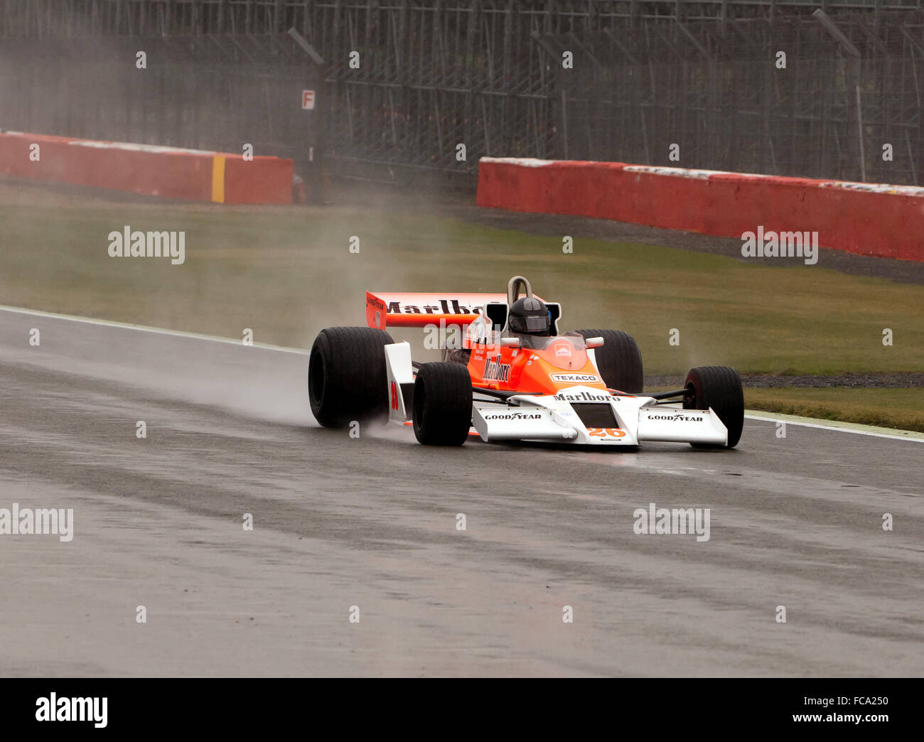 Ein 1977 McLaren M26 Formel1 Auto, im Regen, die Qualifikation für das FIA historische Formel eine Rennen in Silverstone Classic 2015 Stockfoto