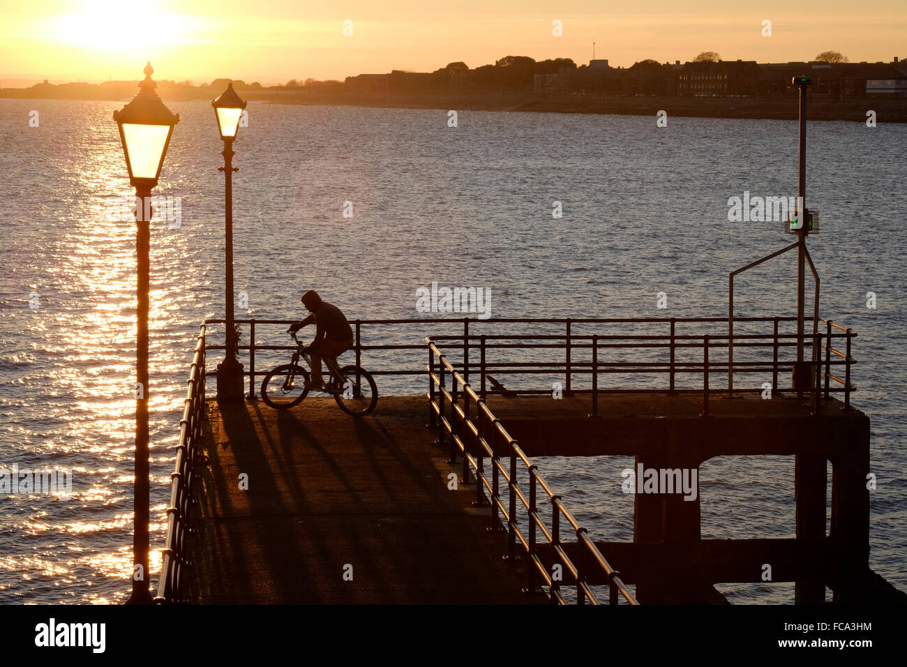 goldenes Licht bei Sonnenuntergang hinterlässt einen Pier in der Silhouette am Strand von Southsea England uk Stockfoto