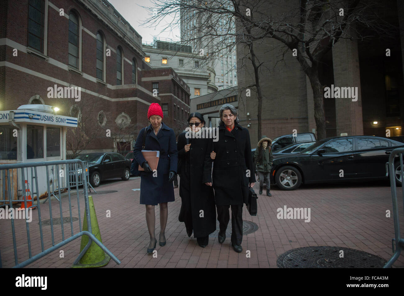 New York, NY, USA. 20. Januar 2016. SHERI YAN, Center, Federal District Court in Manhattan, beendet, da sie Mittwoch, 20. Januar 2016 in Verbindung mit einem Bestechungsskandal bei den Vereinten Nationen schuldig plädiert. © Bryan Smith/ZUMA Draht/Alamy Live-Nachrichten Stockfoto