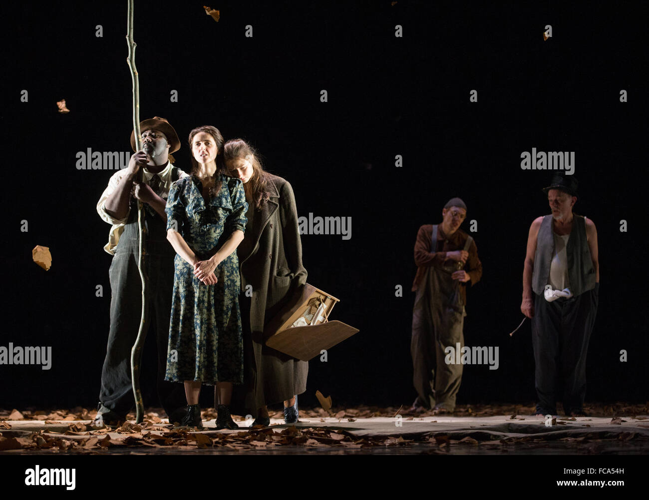 Hamburg, Deutschland. 21. Januar 2016. Schauspieler (l-R) Nick Monu (PA Joad), Marina Galic (Ma Joad), Maria Shulga (Rose), Rafael Stachowiak (Uncle John) und Bert Luppes (Jim Casy) auf der Bühne während einer Foto-Probe für Fruechte des Zorns (The Grapes of Wrath) am Thalia Theater in Hamburg, Deutschland, 21. Januar 2016. Die Produktion von Luc Perceval, basierend auf dem Buch von John Steinbeck, Premieren am Thalia Theater am 23. Januar 2016. Foto: CHRISTIAN CHARISIUS/DPA/Alamy Live-Nachrichten Stockfoto