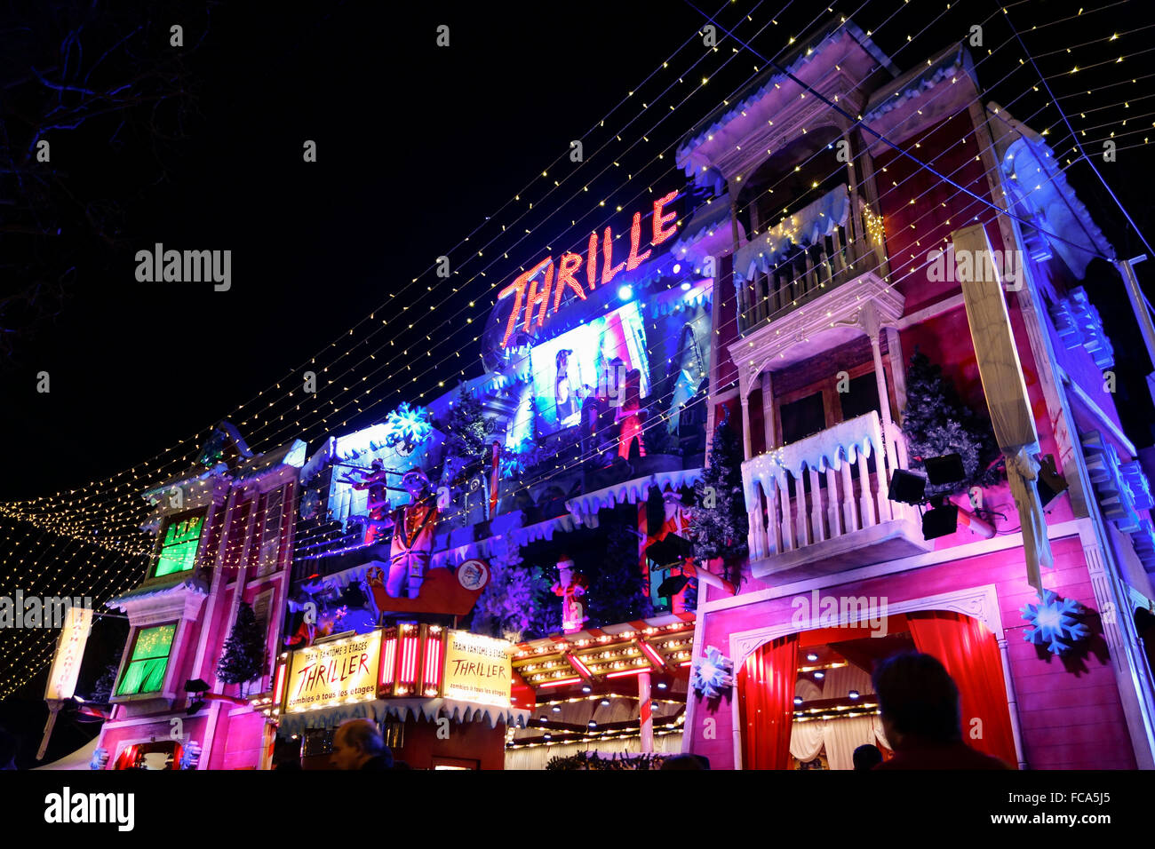 Haunted Attraktion, Haus, Schloss, Champs Elysee in der Nacht während der Weihnachtszeit, Paris, Frankreich. Stockfoto