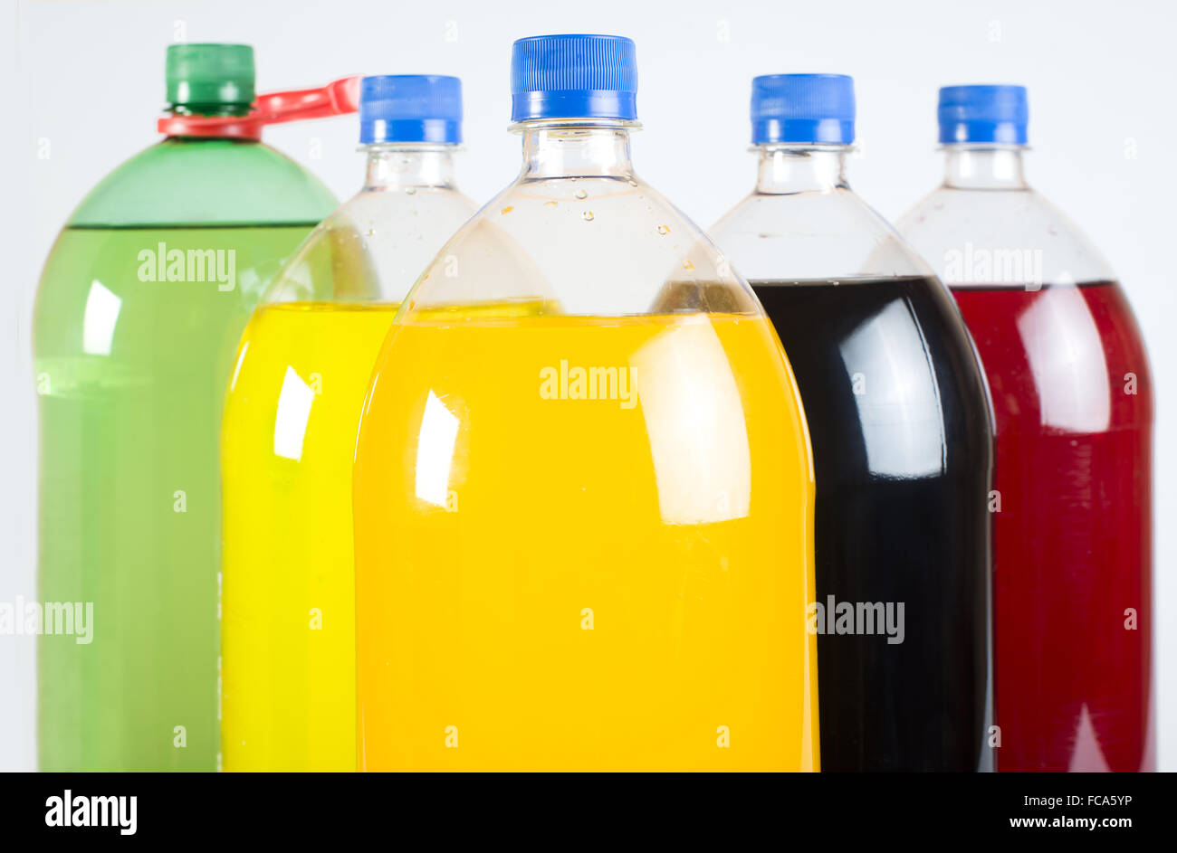 Kohlensäurehaltige Getränke in PET-Flaschen Stockfoto