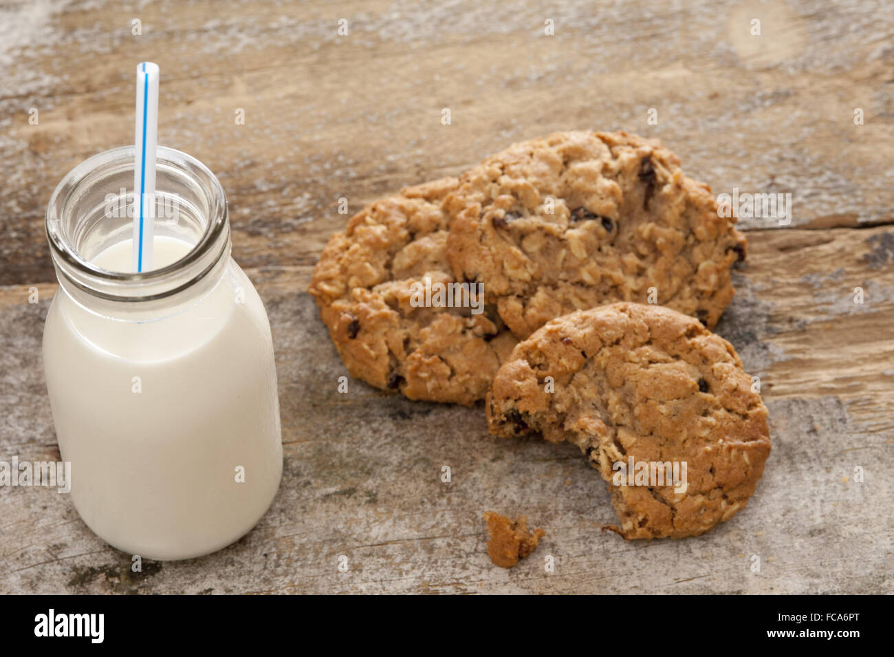 Flasche Milch mit der Hälfte gegessen cookies Stockfoto