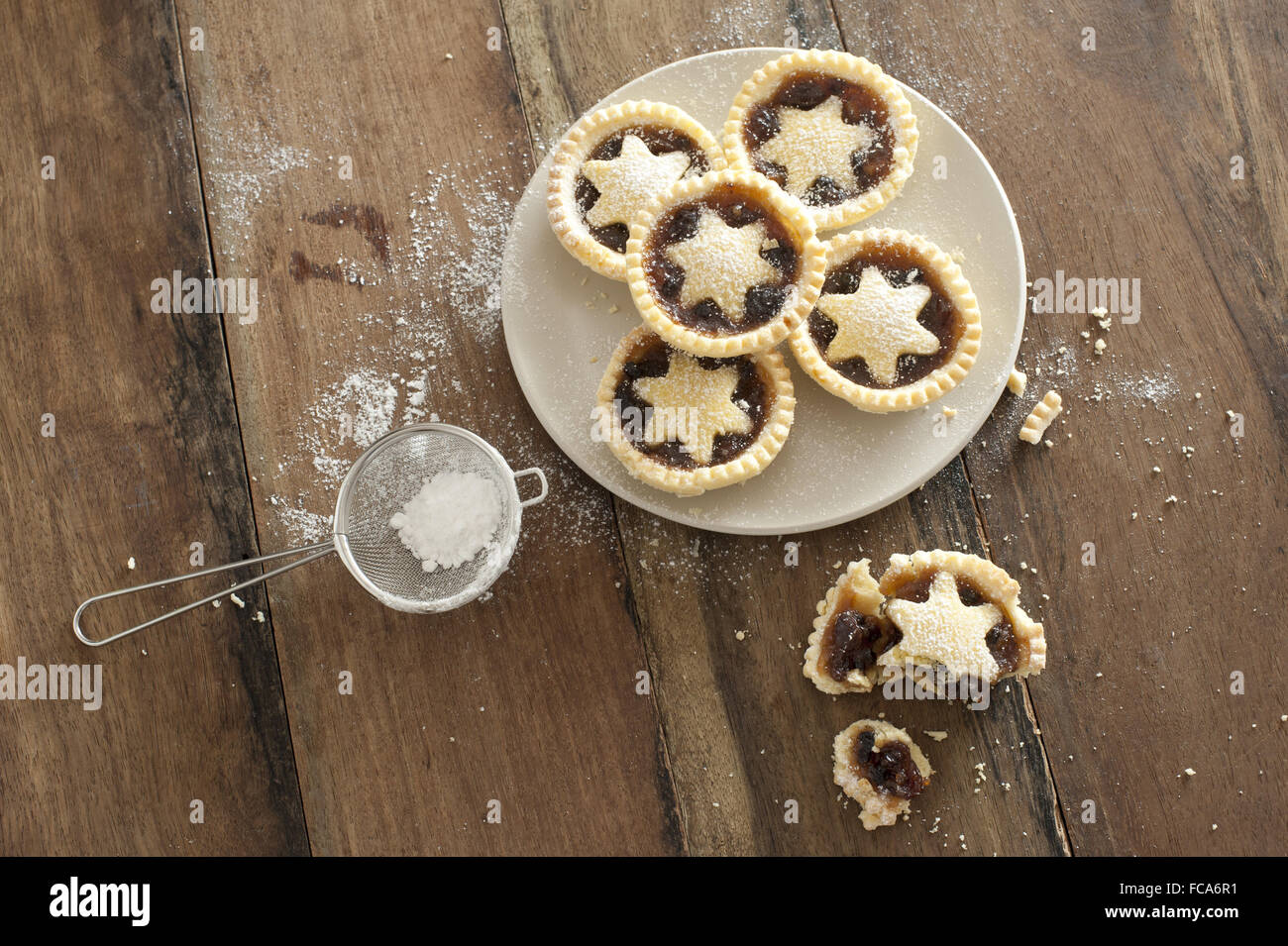 Dekorative frisch gebackene Weihnachten Mince pies Stockfoto