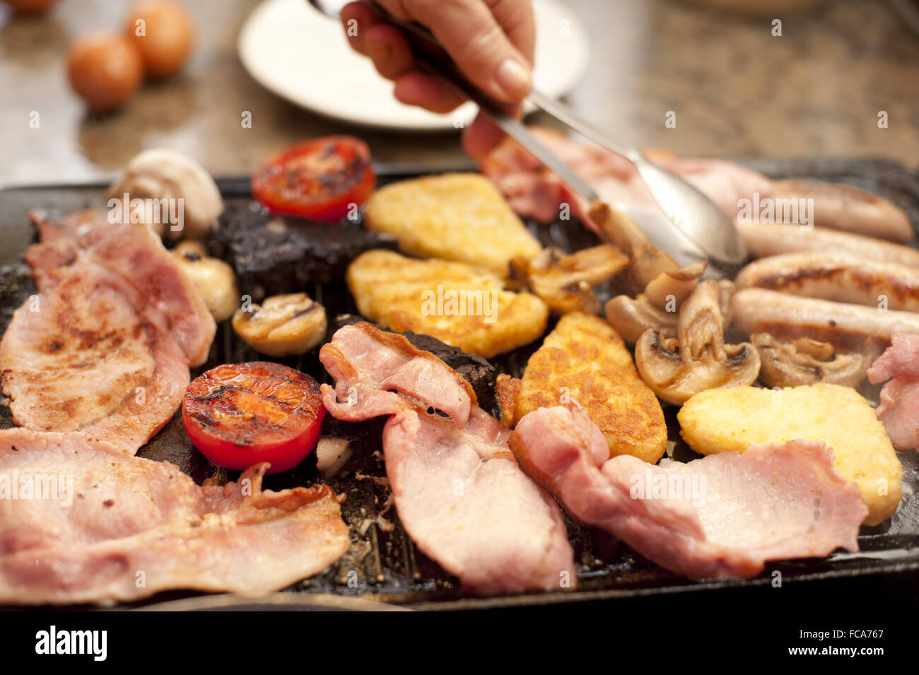 Man serviert ein reichhaltiges warmes Frühstück Stockfoto