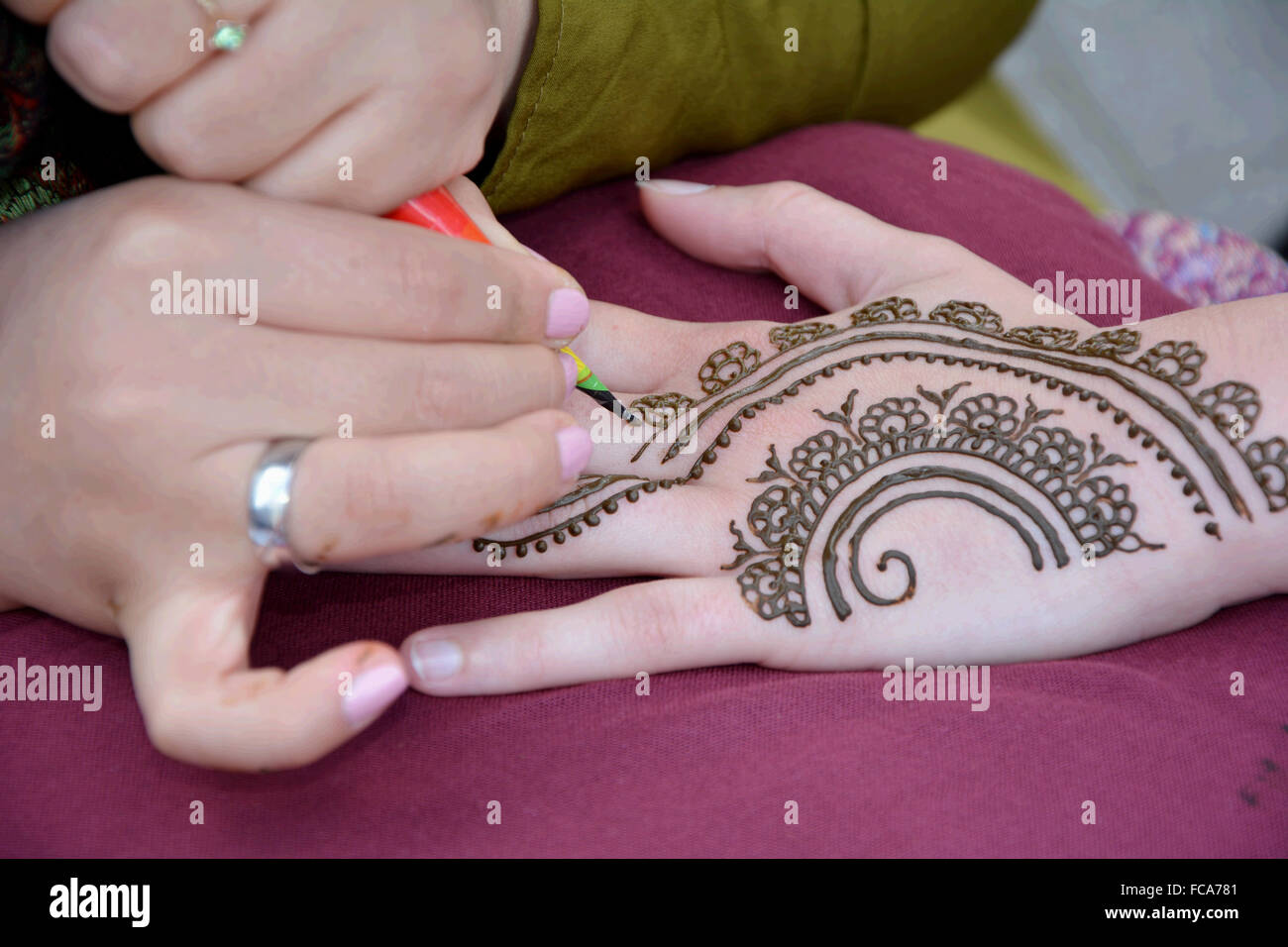 Bildausschnitt von Henna zur hand angewendet wird Stockfoto