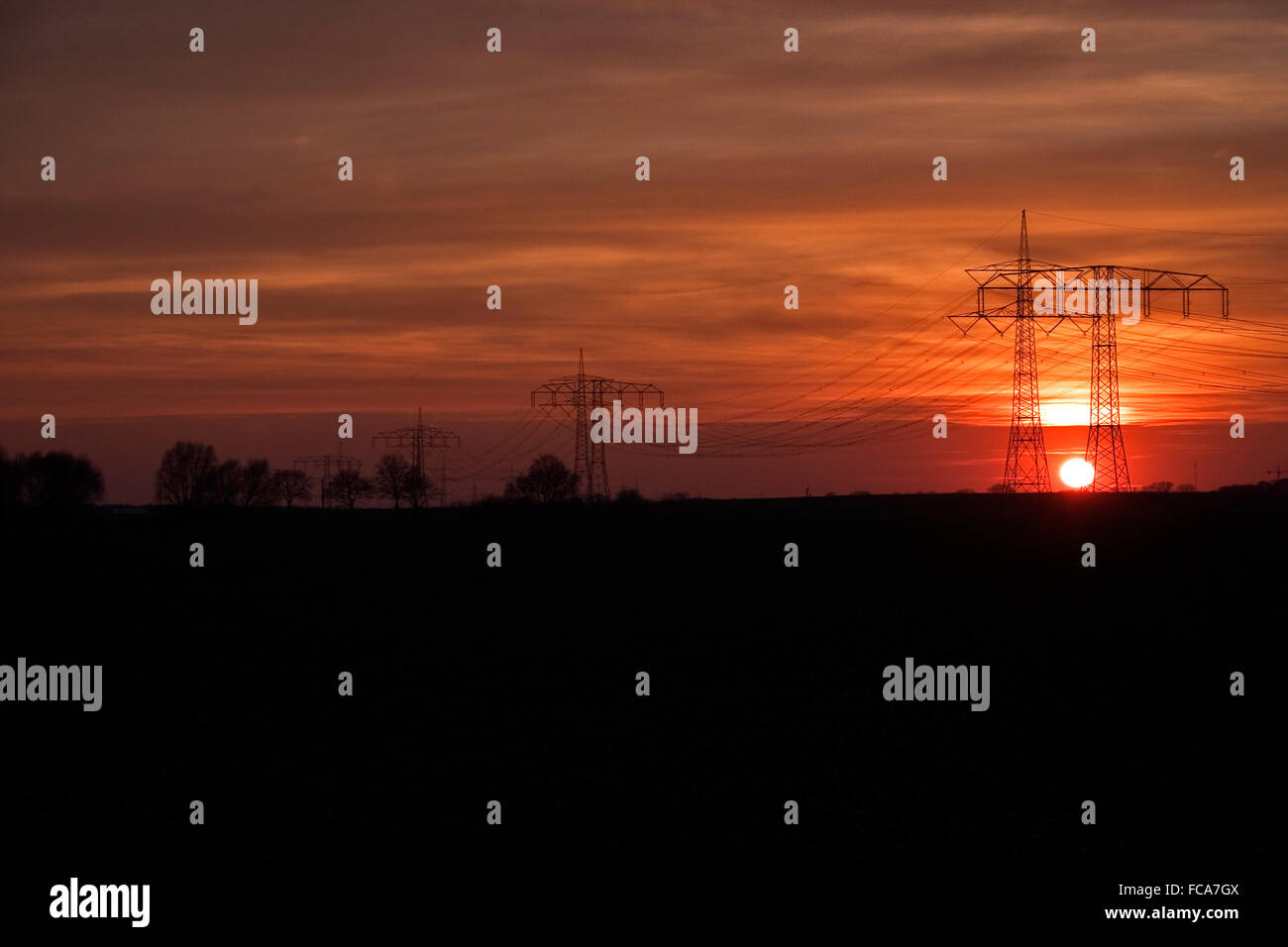 Strommasten in den Sonnenuntergang Stockfoto