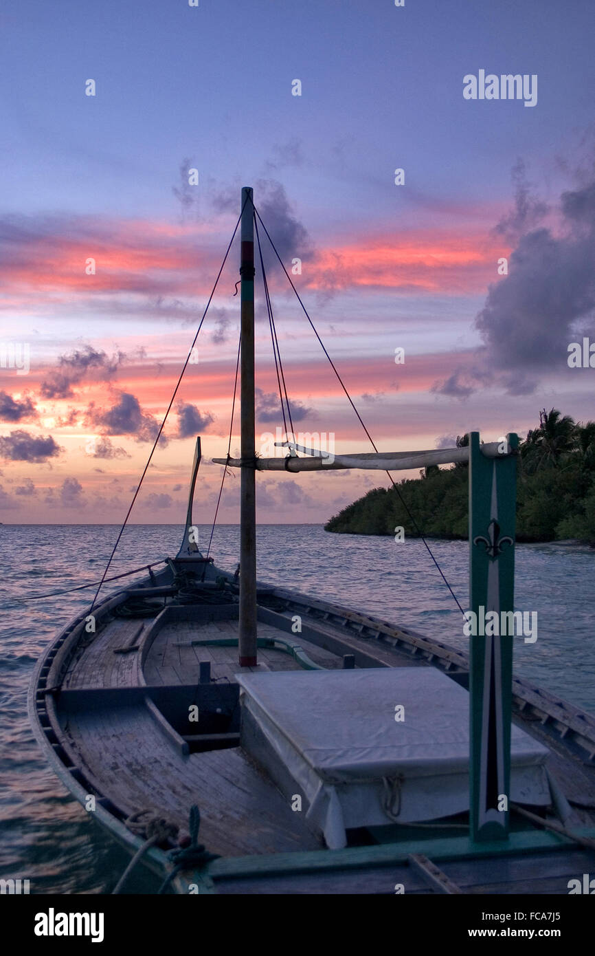 maledivische Dhoni im Sonnenuntergang Stockfoto