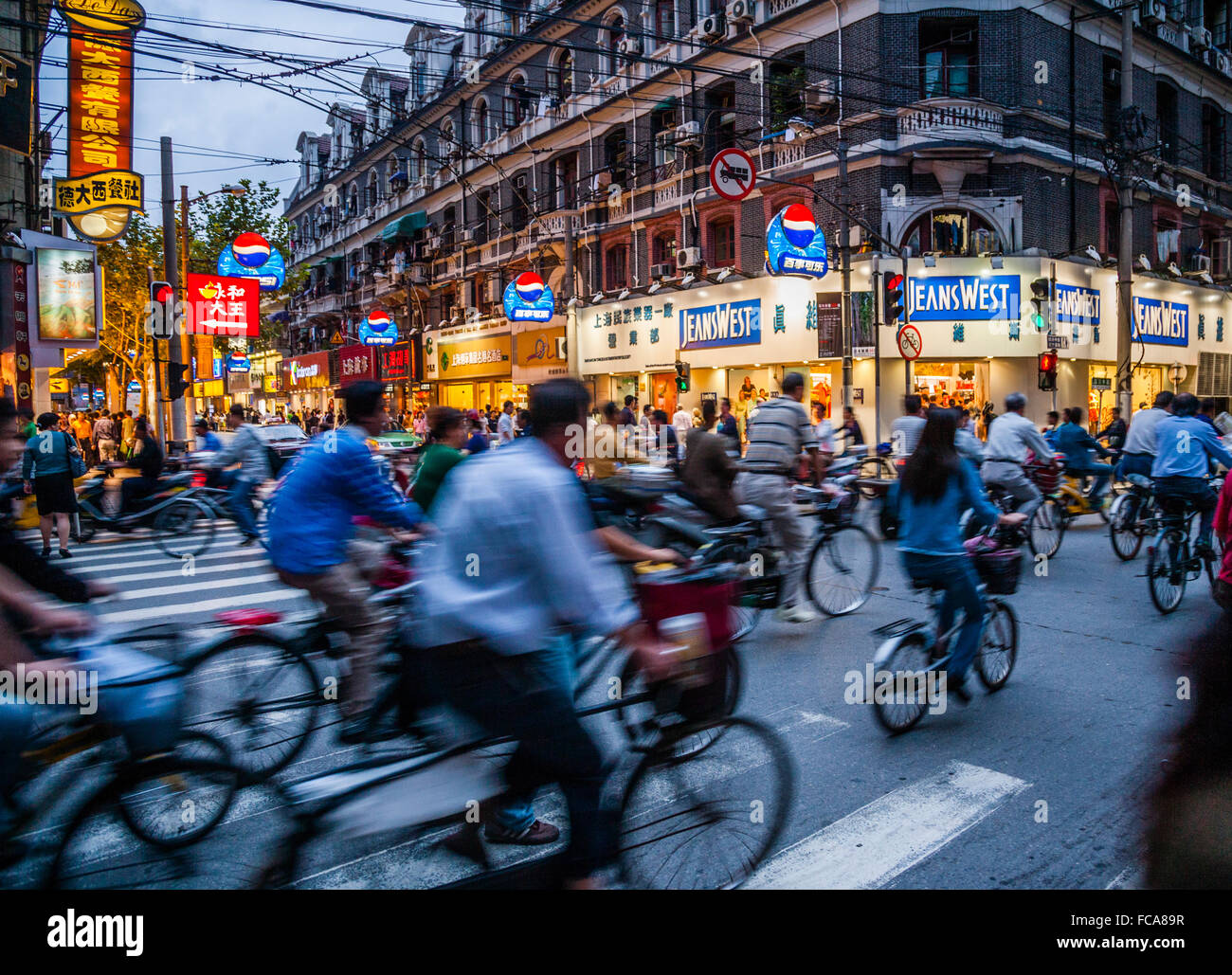 China, Shanghai, belebten Nanjing Road Kreuzung Stockfoto