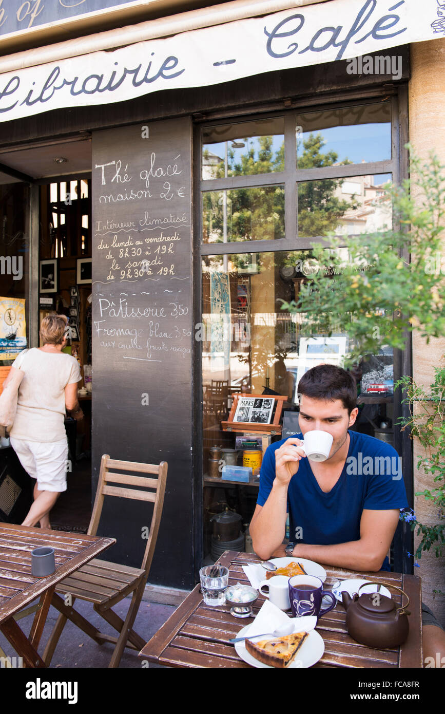Ein Mann in einem französischen Café frühstücken genannt Cup of Tea, ein Café und Buchladen befindet sich im Stadtteil Panier von Marseille, Stockfoto