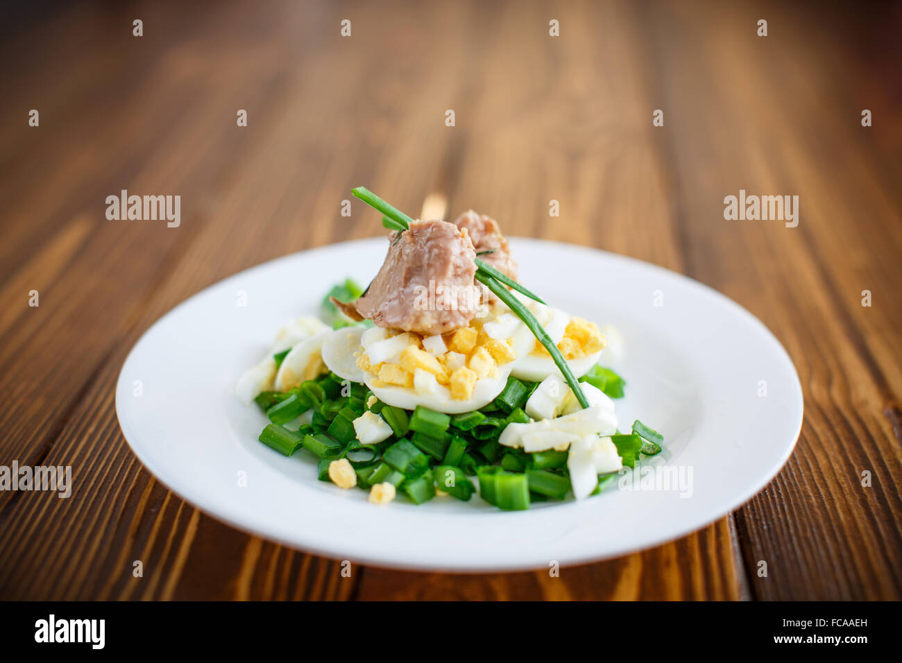 Salat mit Lebertran, Eiern und Frühlingszwiebeln Stockfoto