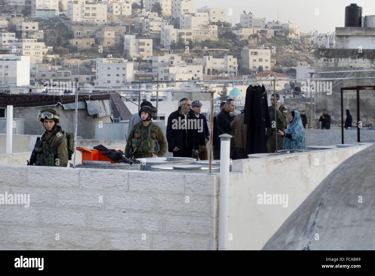 Hebron, Westjordanland, Palästinensische Gebiete. 21. Januar 2016. Eine Palästinenserin argumentieren, dass israelische Sicherheitskräfte während der israelischen Siedler Übernahme ihres Hauses im Zentrum der palästinensischen Stadt Hebron, Funkenbildung gewalttätige Auseinandersetzungen inmitten einer umstrittenen Anspruch auf das Eigentum, sagte Zeugen am 21. Januar 2016. Das Gebäude ist in der Nähe von religiöse Stätte, die Juden als die Höhle der Patriarchen und Muslime als die Ibrahimi-Moschee im Herzen der Flashpoint südlichen Westjordanland Stadt bekannt. Bildnachweis: ZUMA Press, Inc./Alamy Live-Nachrichten Stockfoto