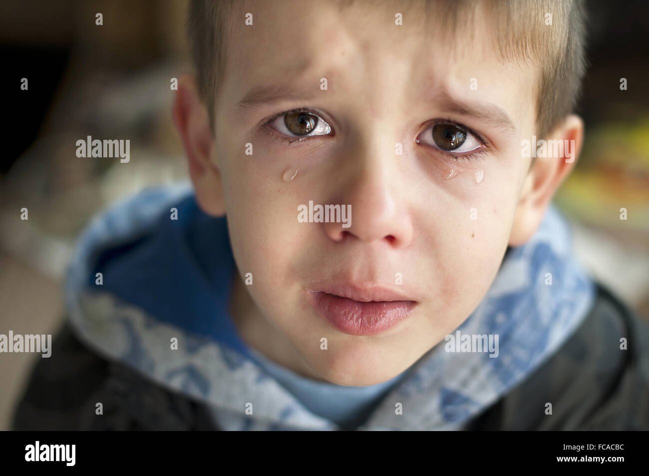 Trauriges Kind weint Stockfoto