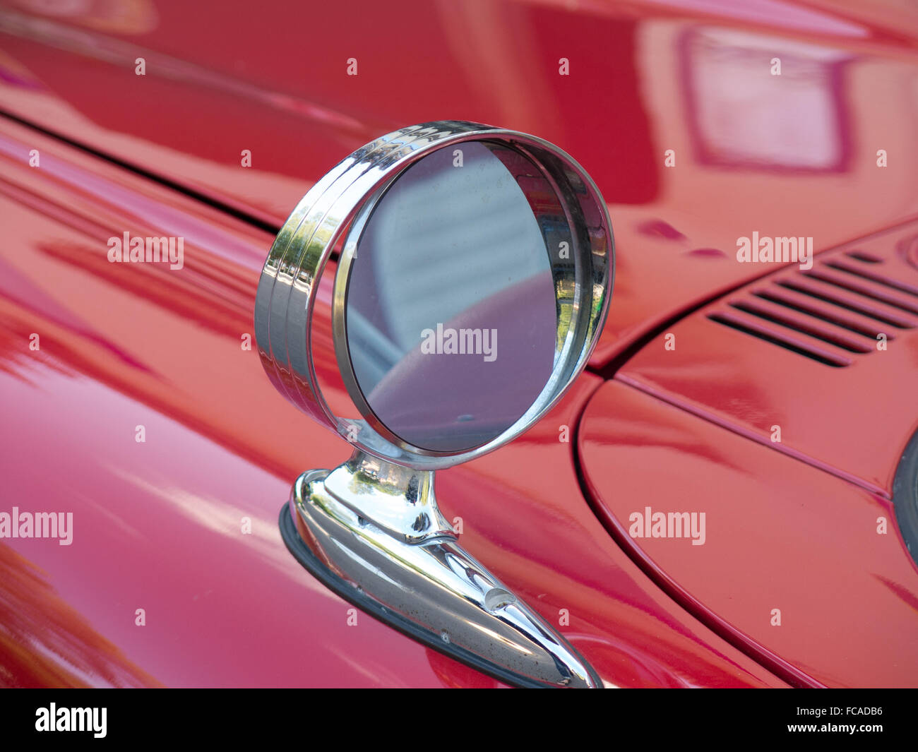 ein seitlicher Spiegel auf ein rotes Auto eine schöne thunderbird Stockfoto