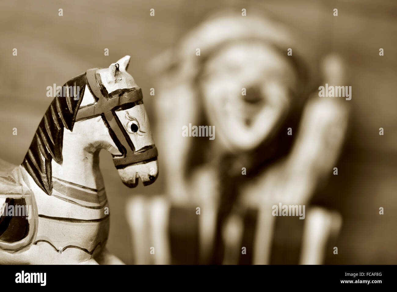 Nahaufnahme von einem alten hölzernen Pferd und eine alte Marionette in Sepia Tönung im Hintergrund Stockfoto