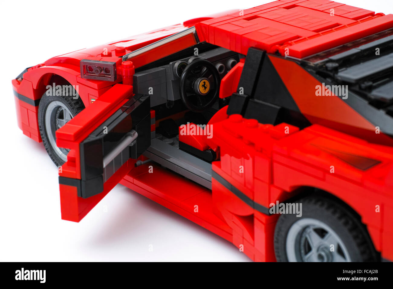 Tambow, Russische Föderation - 3. Januar 2016 LEGO Creator Experte Ferrari F40 Auto mit offener Fahrertür auf weißem Hintergrund. Stockfoto