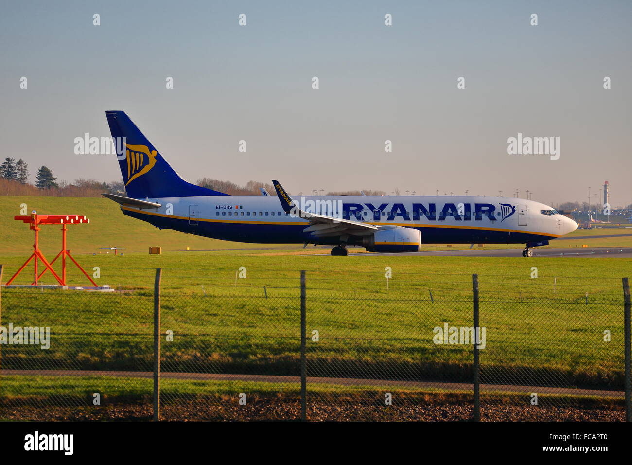 Ryanair Boeing 737NG EI-DHS dem Start am Flughafen Birmingham, UK Stockfoto