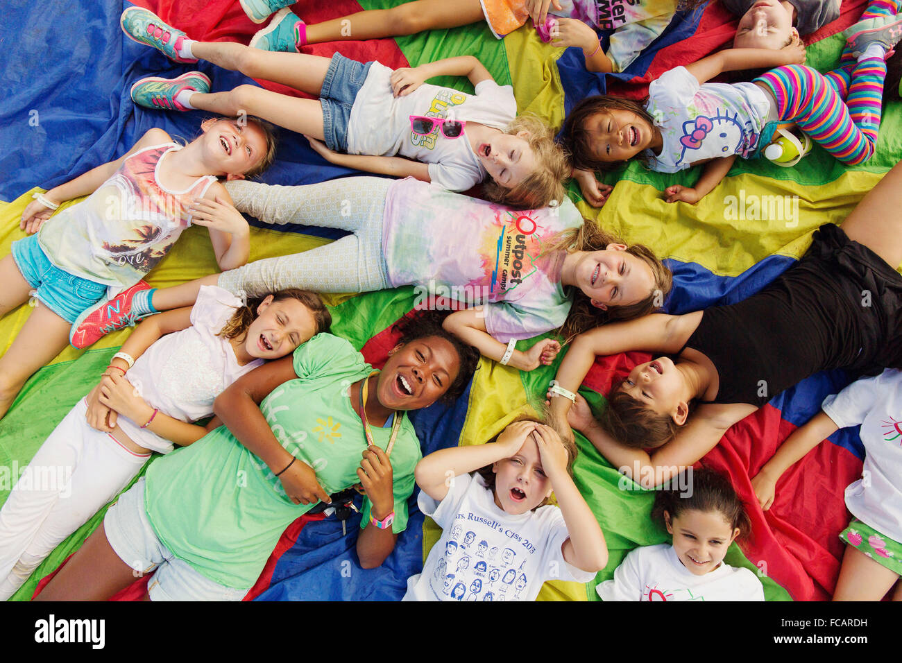 Kinder im Sommercamp in San Diego, Kalifornien, liegen auf dem Boden über ein Zelt in der Nähe von einander. Stockfoto