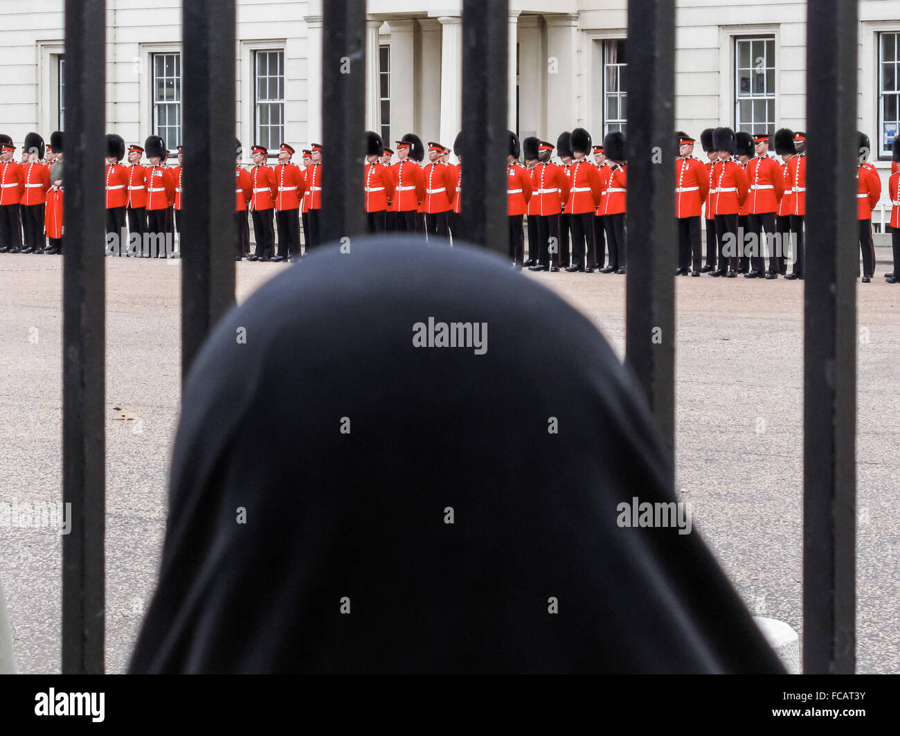 London, Großbritannien. 21. Januar 2016. Eine verschleierte Muslimische Frauen Uhren Queen's Guards in Wellington Barracks. Credit: Guy Corbishley/Alamy leben Nachrichten Stockfoto