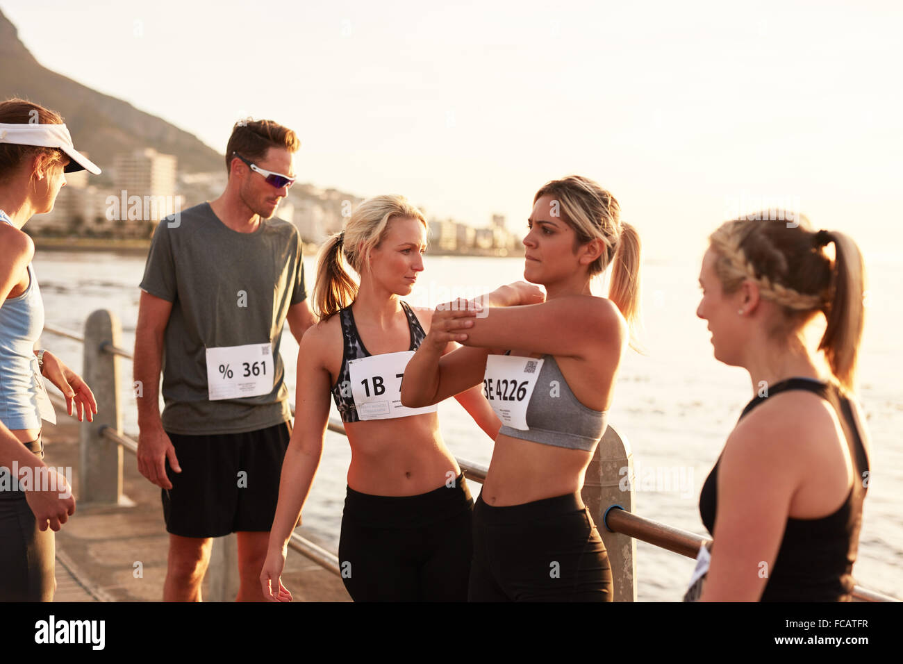 Läufer nach Beendigung des Rennens entspannend. Marathonläufer Rennen eine Pause nach einem Lauf. Stockfoto