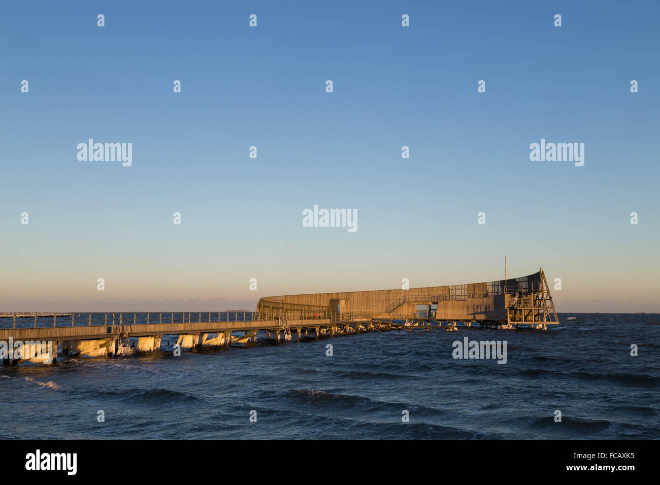 Foto von der hölzernen öffentlichen Badesteg am Amager Strand in Kopenhagen. Stockfoto