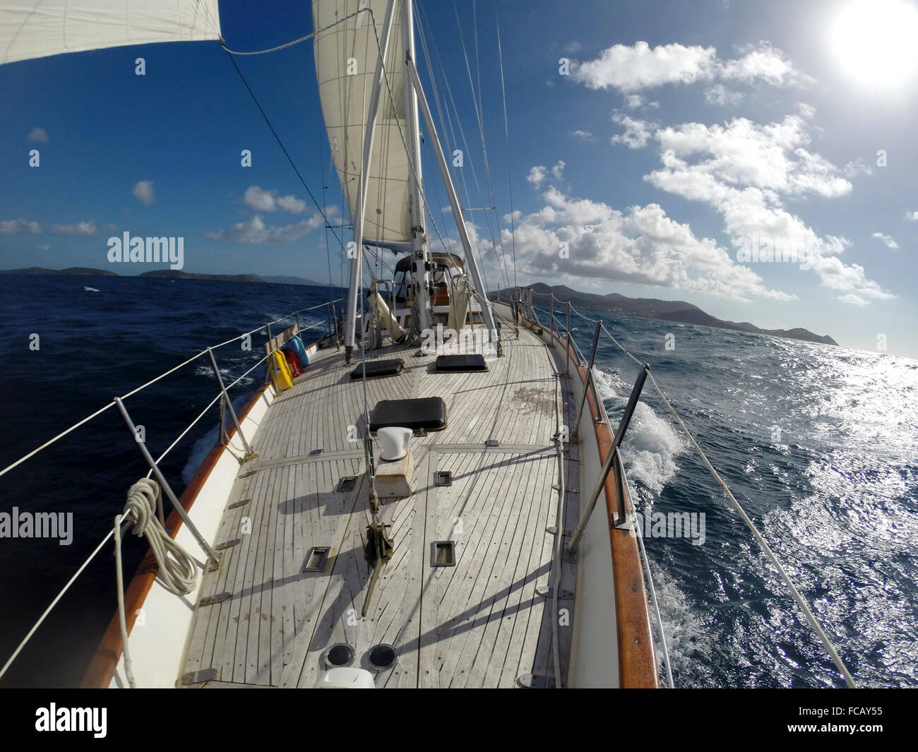 Ein Segelboot in der Karibik im Einsatz. Passage zwischen St. Thomas und St. John (im Hintergrund). Stockfoto