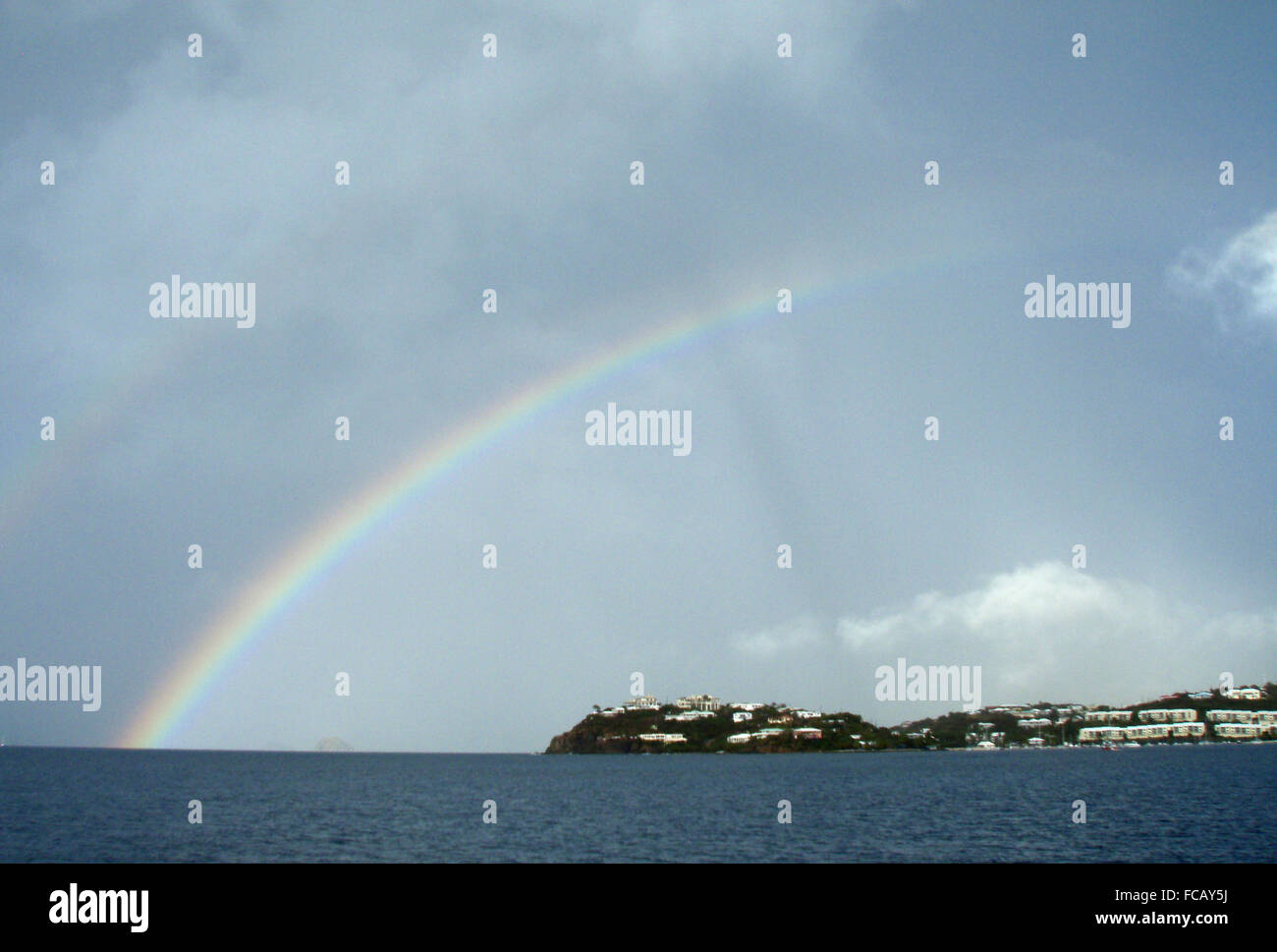 Ein doppelter Regenbogen bei einem Niederschlag in der Karibik. Stockfoto