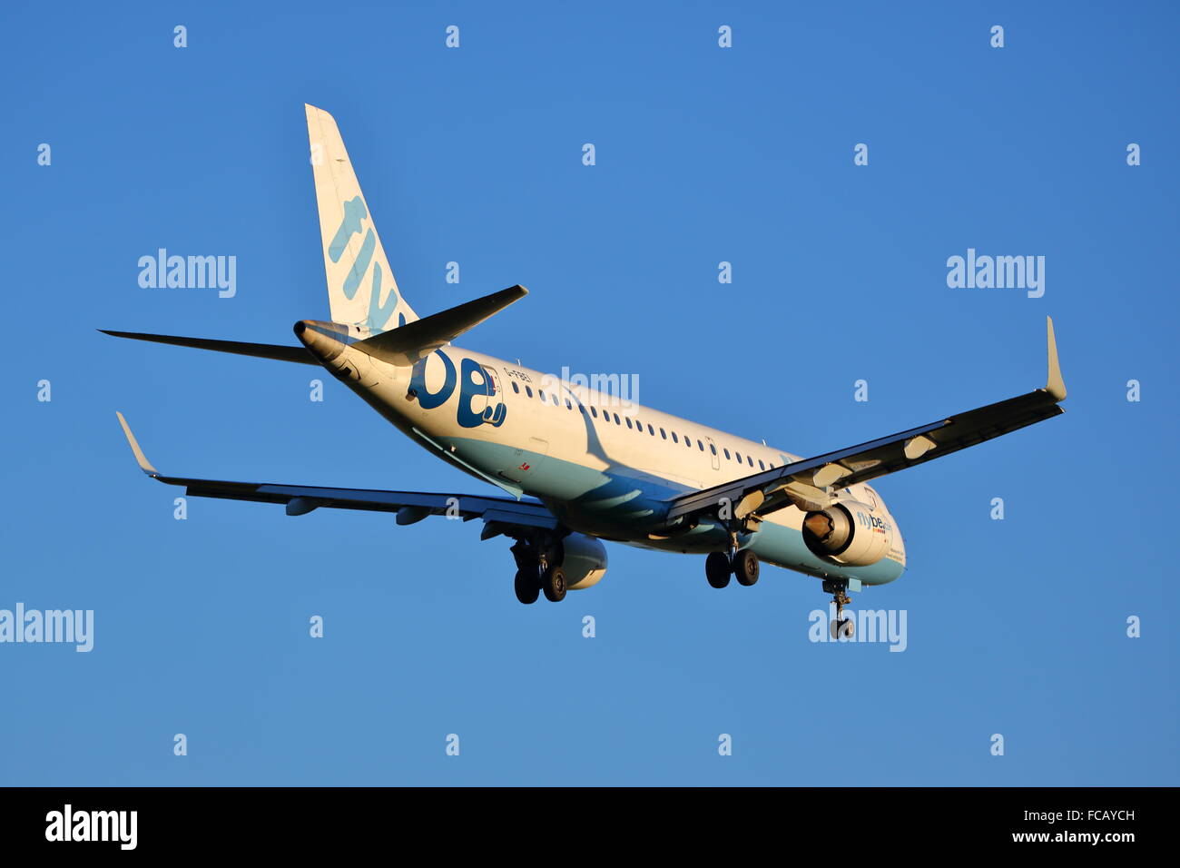 Flybe Embraer 190/195 195LR G-FBEI landet auf dem Flughafen Birmingham, UK Stockfoto