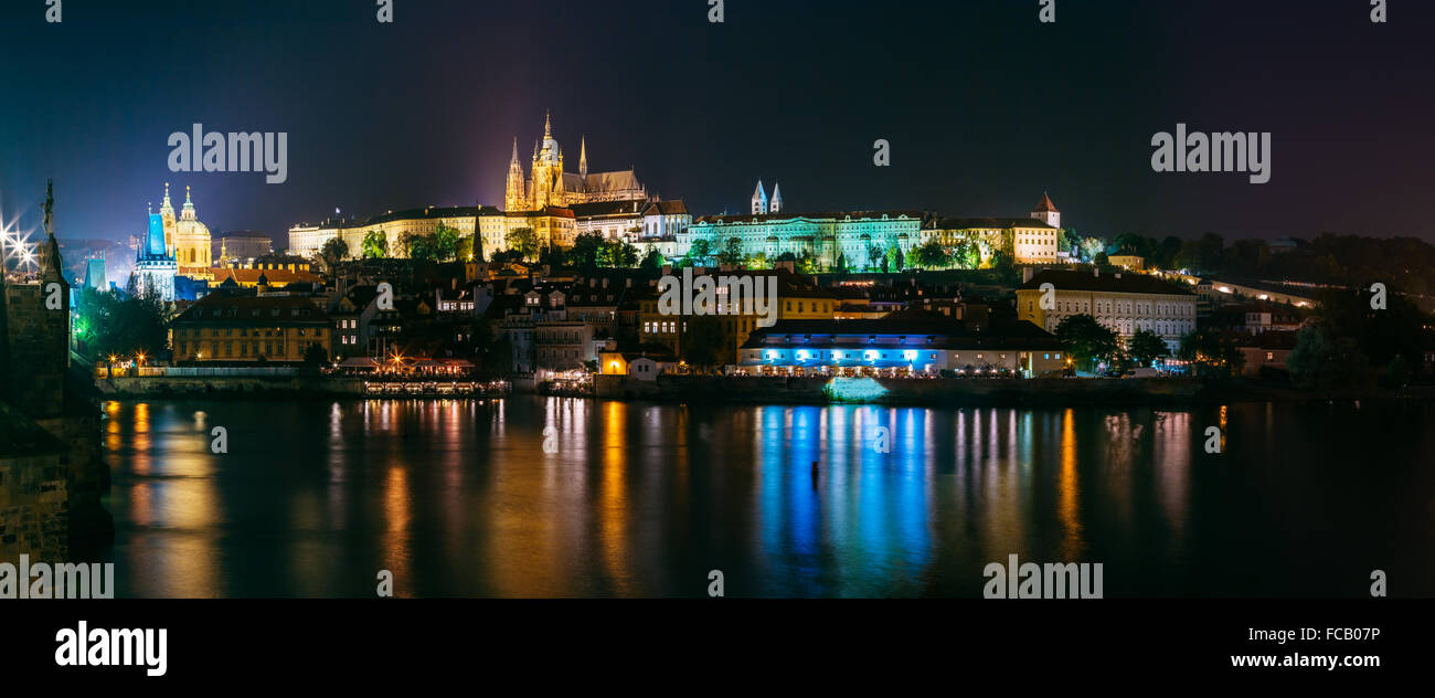 Nacht Panorama des Prager Stadtbild, Tschechien. Burg, St.-Veits-Dom. Panorama der Prager Kleinseite, Reflexion in Vl Stockfoto