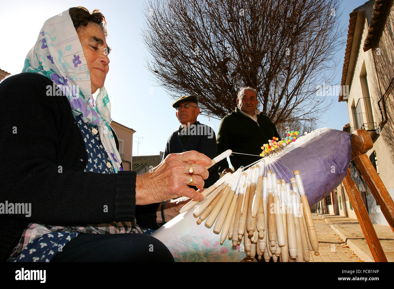 Frau macht Klöppelspitzen. Es ist ein Handwerk, Kunst Garn Stoff gemacht?? in Granátula von Calatrava. Klöppelspitzen, die aus der Stockfoto
