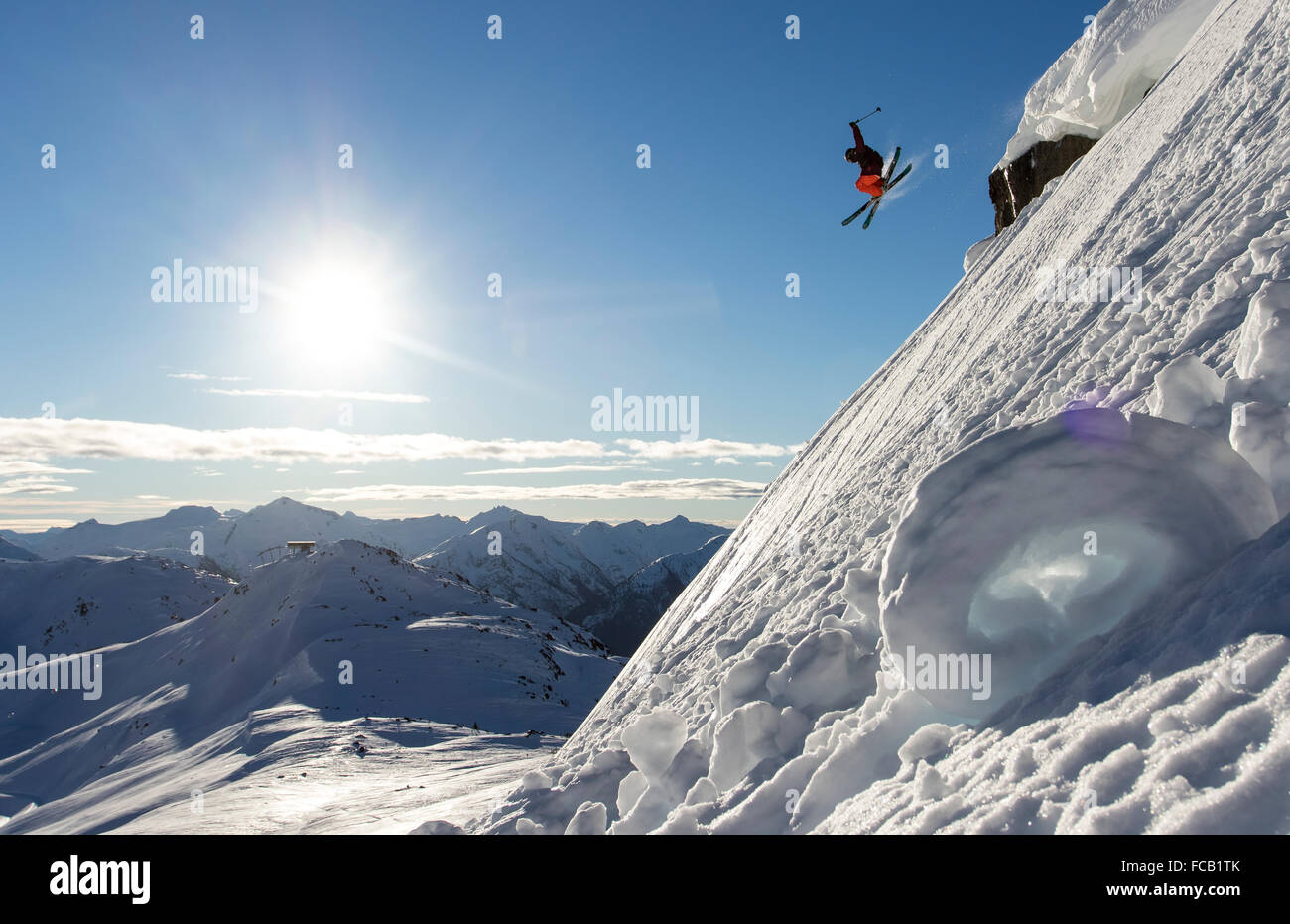 Skifahrer lüften aus einem Gesims Stockfoto