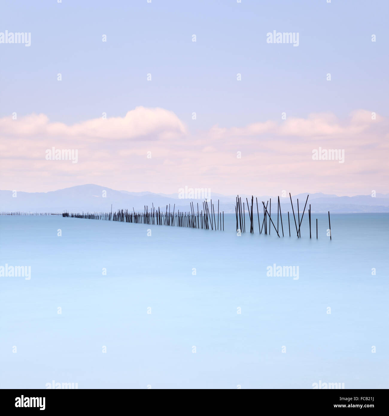 Angelruten und weiches Wasser auf eine ruhige See-Landschaft. Langzeitbelichtung Fotografie Stockfoto