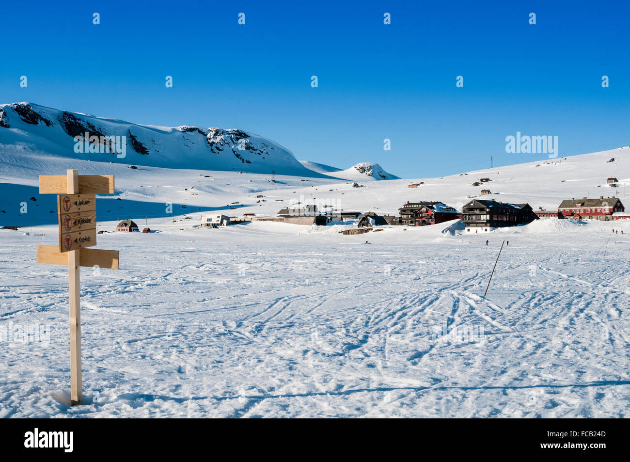 Bahnhof und Hotels bei Finse, Hardangervidda Plateau, Winter, Wegweiser der Skiroute, Hordaland, Norwegen Stockfoto