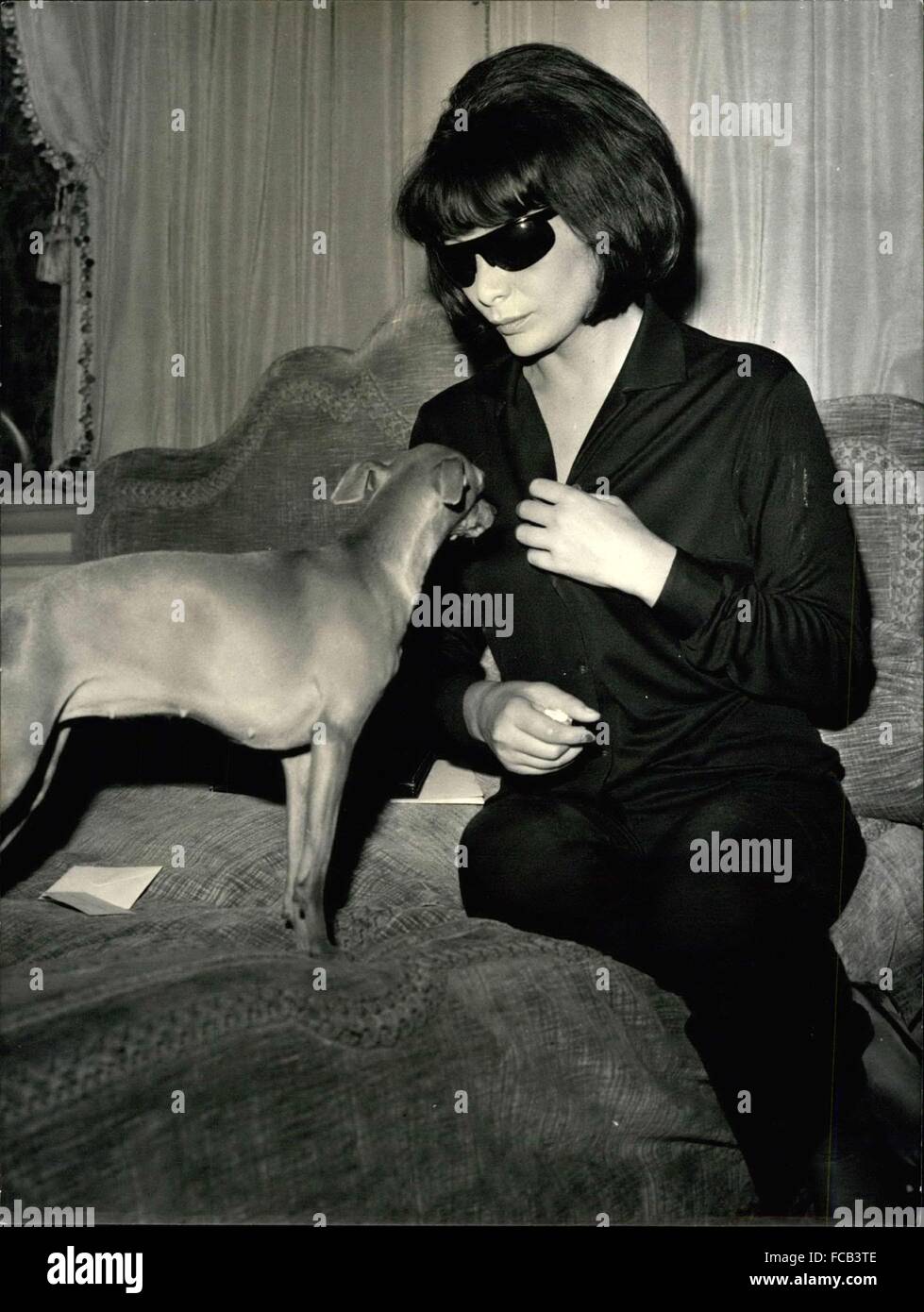 1959 Juliette Greco Ich Nicht Versuchen Selbstmord Zu Begehen Juliette Greco Der Beruhmte Sanger Berichtet Wurde Versucht Zu Haben Einen Selbstmord Zu Begehen Pressekonferenz Eine In Ihre Heimat Paris Heute Nachmittag
