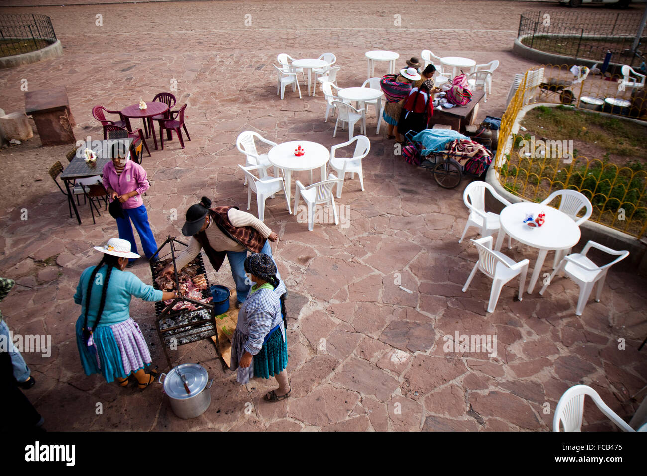 Eine bolivianische Familie hat ein Picknick in einem Gemeinschaftspark in der Antiplano von Bolivien. Stockfoto