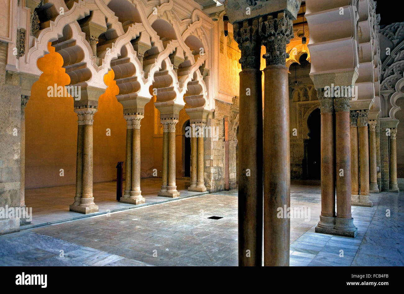 Zaragoza, Aragón, Spanien: Innenhof des Santa Isabel. Bögen in Pórtico Norte. Aljafería-Palast. Stockfoto