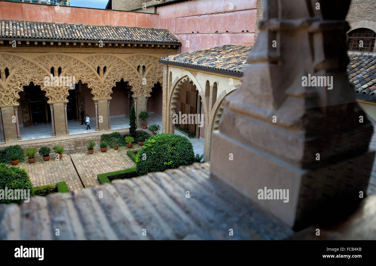 Zaragoza, Aragón, Spanien: Hof des Santa-Isabel.Aljafería-Palast. Stockfoto