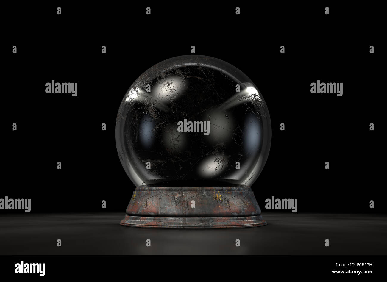 Eine regelmäßige Kristallkugel auf eine isolierte dunklen Studio-Hintergrund Stockfoto
