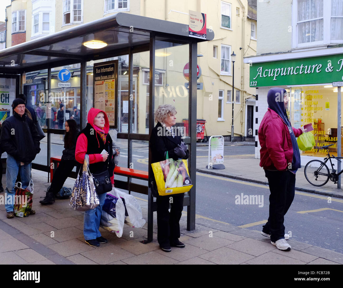21. Januar 2016 - Leute warten an einer Bushaltestelle in St. James Street Kemp Stadt Brighton Brighton Stockfoto