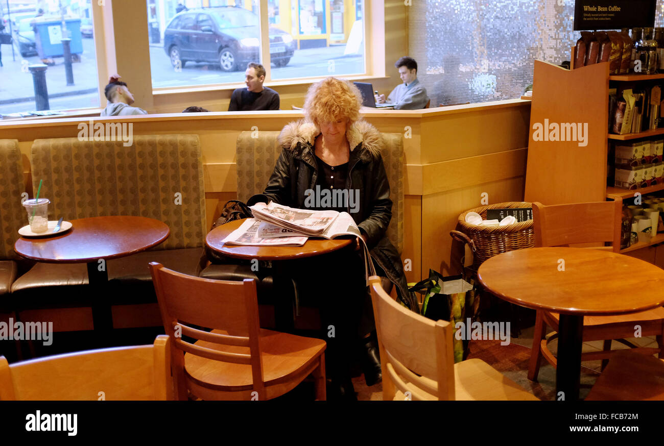 21. Januar 2016 - Frau liest eine Zeitung in einem Café in St. James Street Kemp Stadt Brighton Brighton Stockfoto