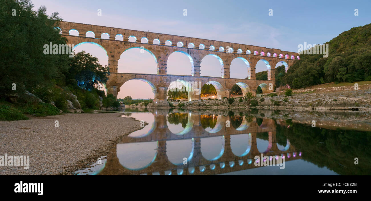 Römische Aquädukt Pont du Gard über Fluss Gard in der Abenddämmerung Stockfoto