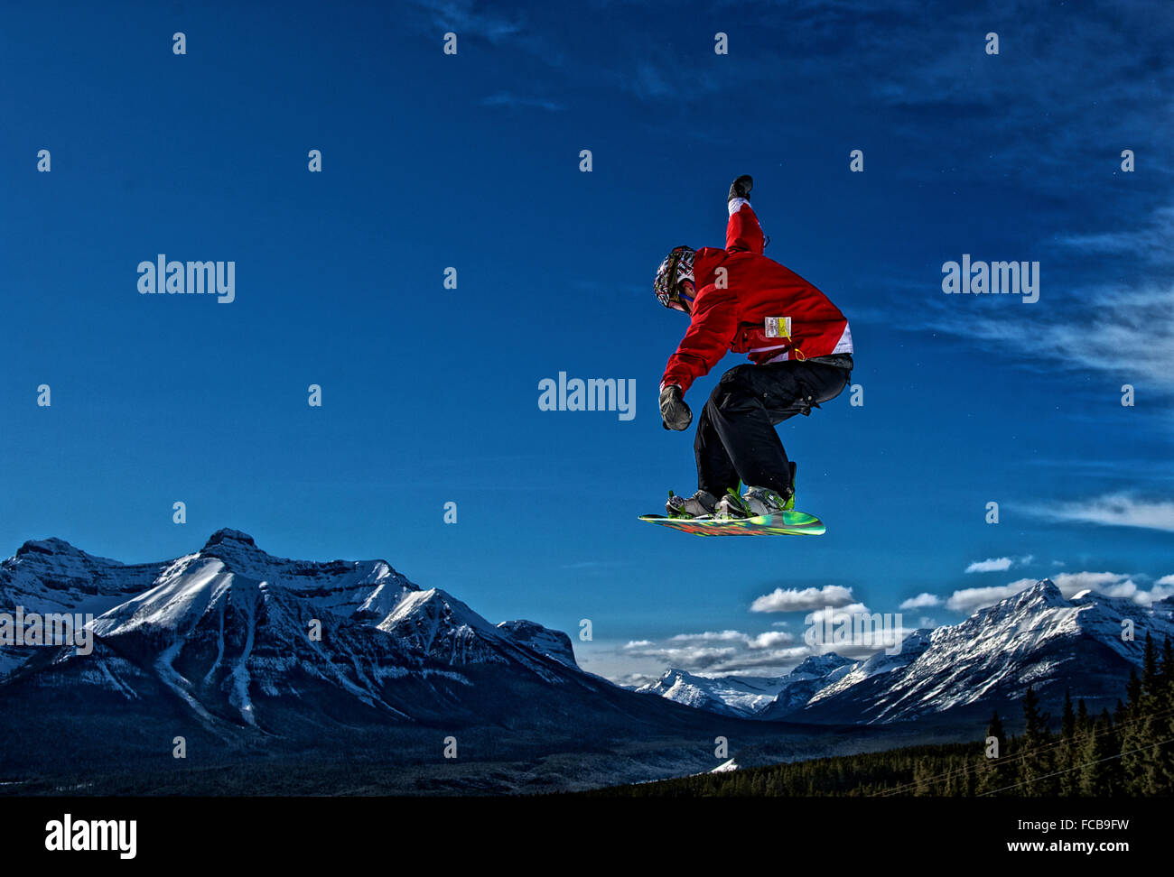 Ein Skifahrer fliegt hoch über der Piste im Skigebiet Lake Louise, Kanada Stockfoto