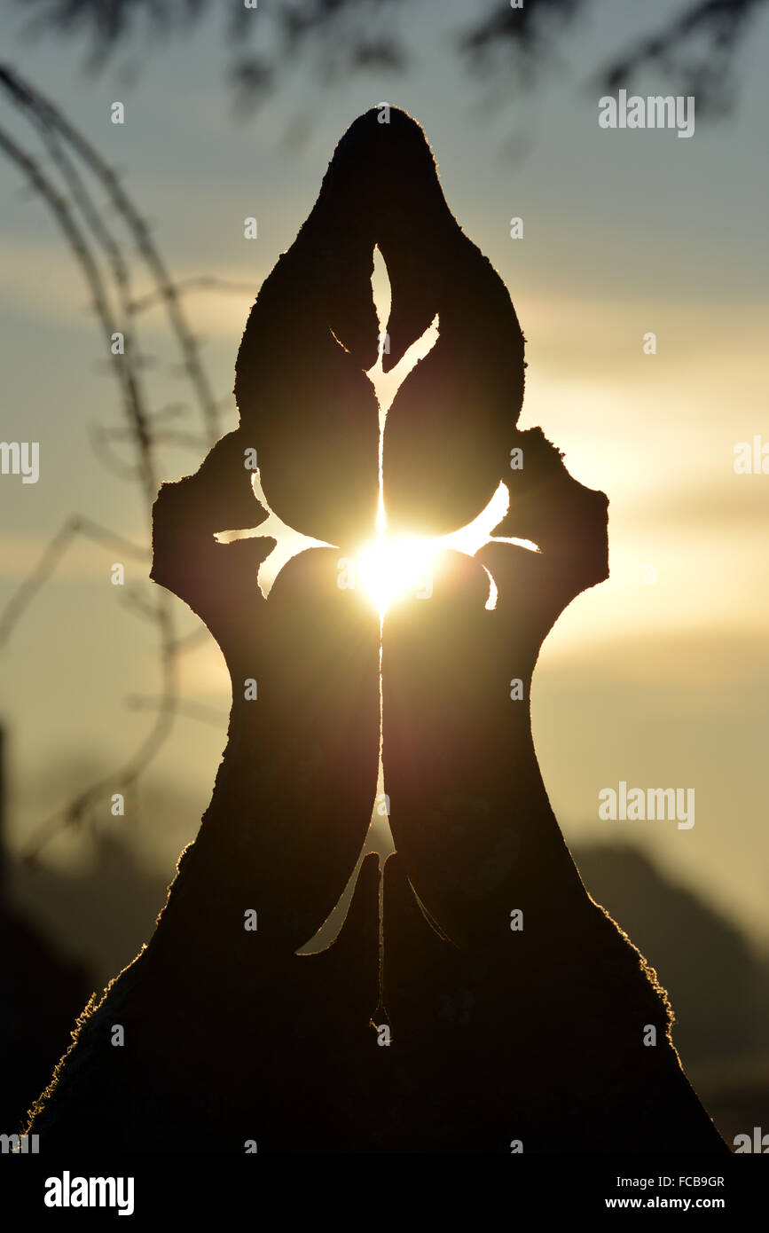 Sonne durch Grabstein. UK Stockfoto