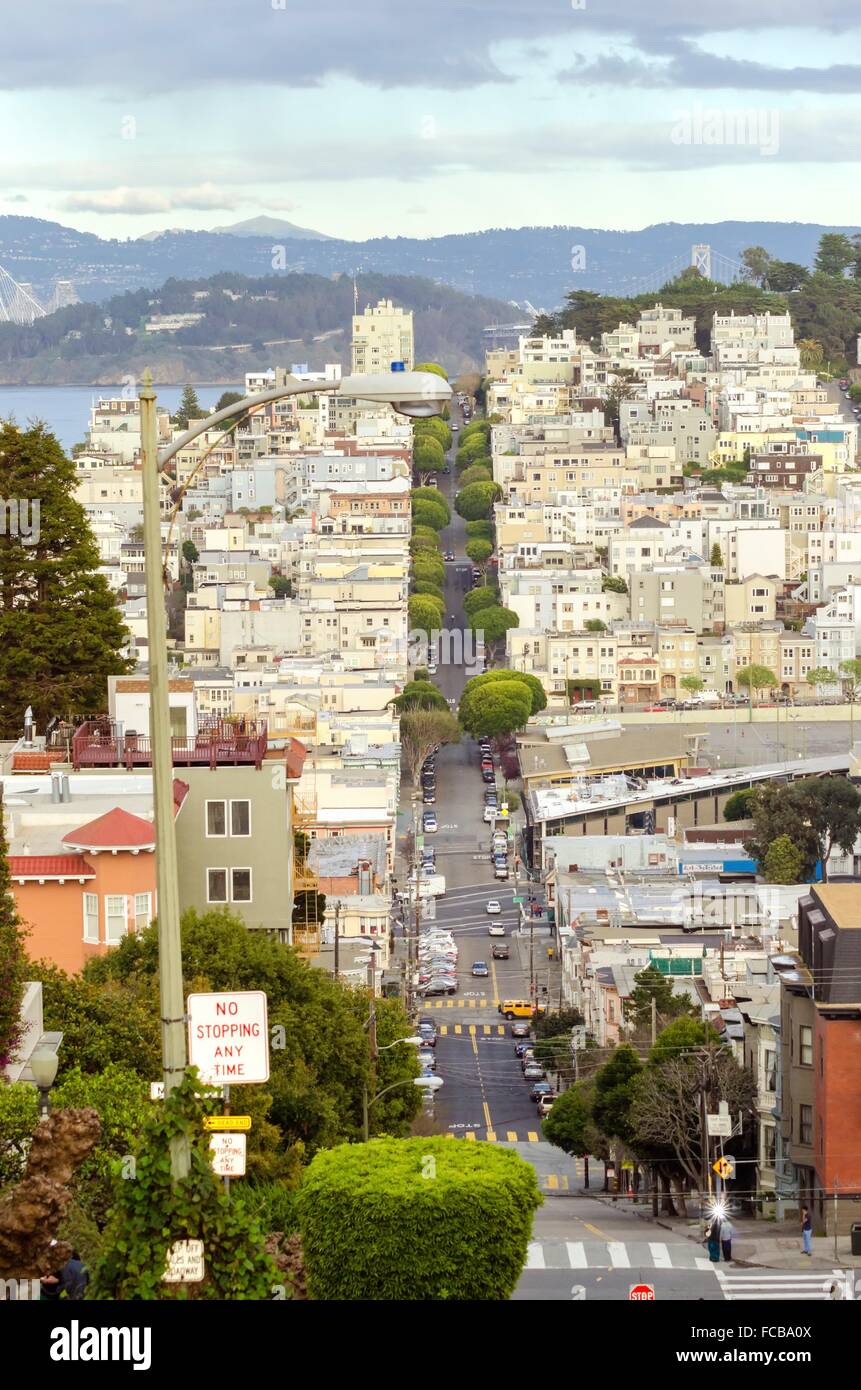 Die berühmte Lombard Street am Russian Hill in San Francisco, California, Vereinigte Staaten von Amerika. Ein Blick auf die Straße nach Stockfoto