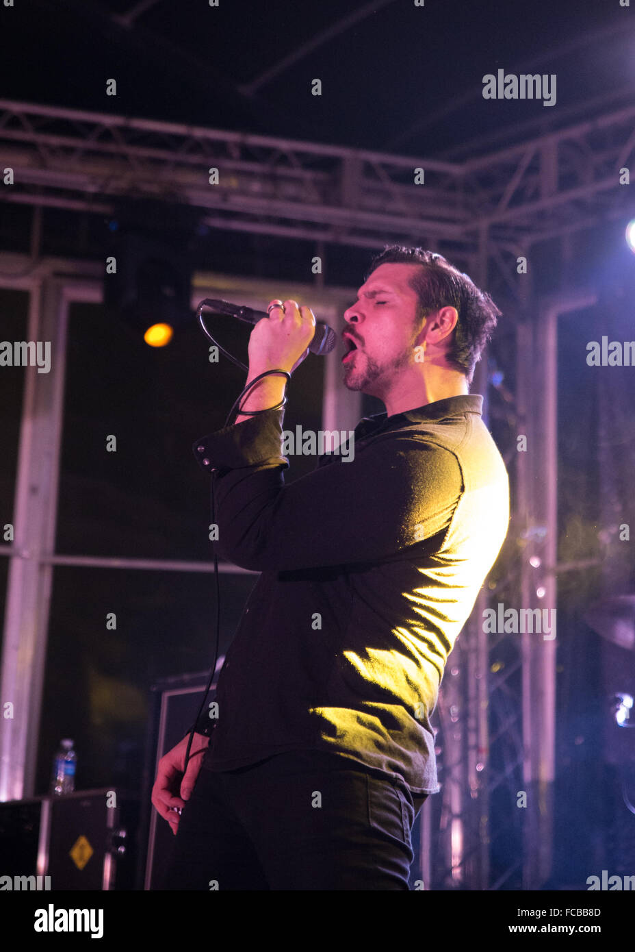 Dallas, Texas, USA. 20. Januar 2016. Sänger RICK DEJESUS der amerikanischen Rockband Adelitas Weg führt am Monkey Bar N Gasgrill in Dallas, Texas als Teil des Konzerns schlechten Ruf Tour. Bildnachweis: Scott W. Coleman/Alamy Live-Nachrichten Stockfoto